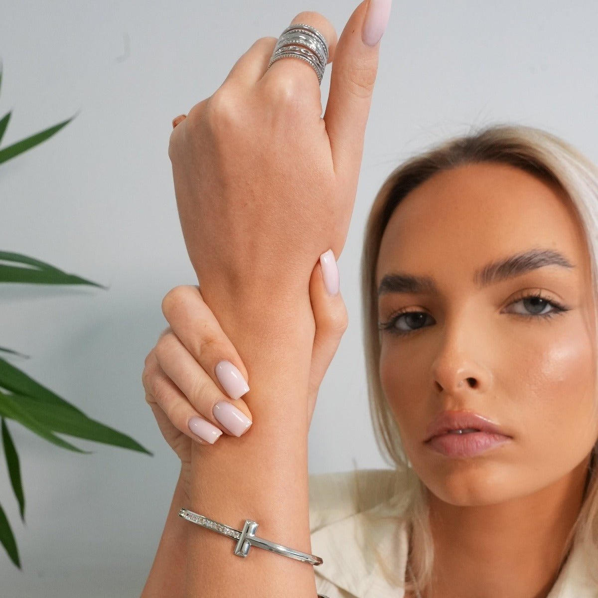 T-Bar Elegance Bangle – Silver